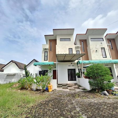 Villa Estetik Di Malang Bagian luar foto